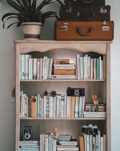 Bücherregal mit Reisekoffern